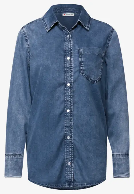 Blaues Jeanshemd mit Knopfleiste und Brusttasche.