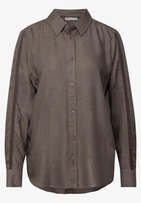 Braune Bluse mit Knöpfen und langen Ärmeln, dezente Streifen an den Ärmeln.