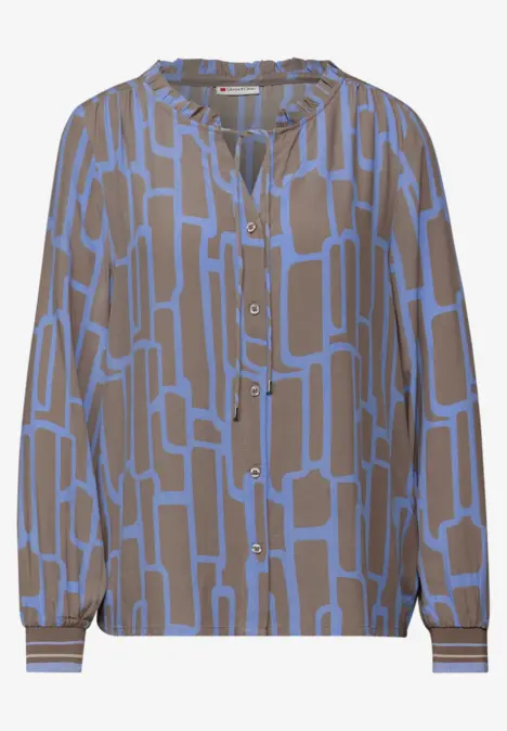 Braune Bluse mit hellblauem, geometrischem Kettendesign, V-Ausschnitt und gestreiften Manschetten.