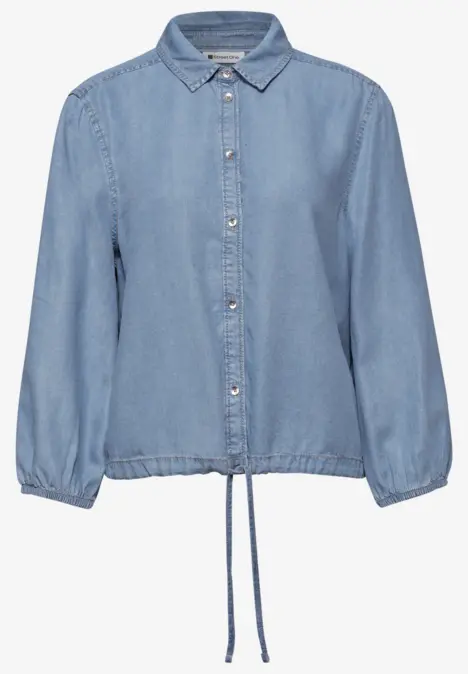 Hellblaue Jeansbluse mit Knopfleiste, langärmlig und Tunnelzug am Saum.