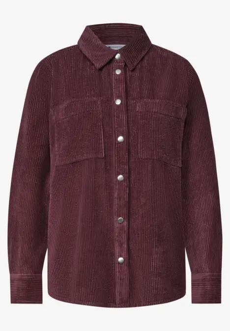 Surchemise en velours côtelé bordeaux avec patte de boutonnage et poches poitrine.