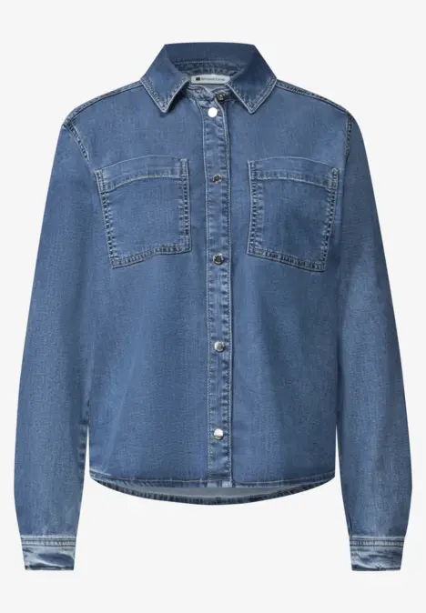 Chemise en jean décontractée à manches longues, patte de boutonnage et poches poitrine.