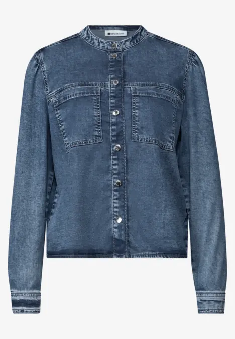 Veste en jean bleue à col montant, boutons argentés et poches poitrine.