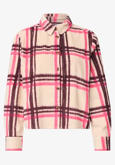 Veste-chemise duveteuse beige à carreaux rose et marron, avec col, poche poitrine et fermeture à boutons.