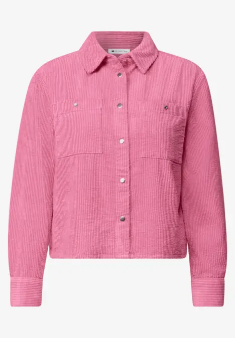 Rosa Cordhemdjacke mit Hemdkragen, aufgesetzten Brusttaschen und silberfarbenen Druckknöpfen.