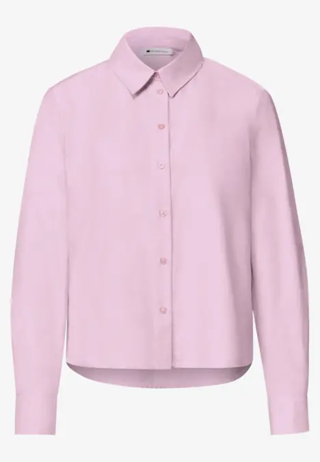 Blouse féminine rose pâle à manches longues, col classique et boutons sur le devant