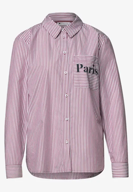 Chemise rayée rouge et blanche avec poche 'Paris' et patte de boutonnage classique.