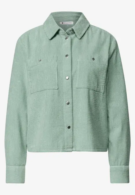 Mintgrüne Cordjacke im Hemd-Stil mit Knöpfen, zwei Brusttaschen und langen Ärmeln.