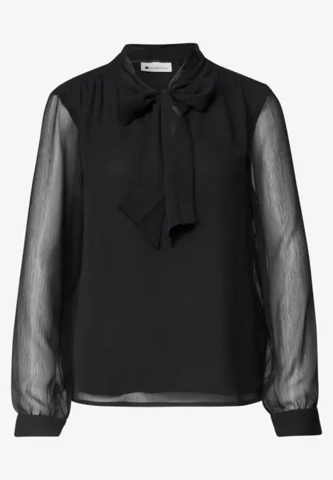 Blouse noire à manches transparentes et col lavallière.