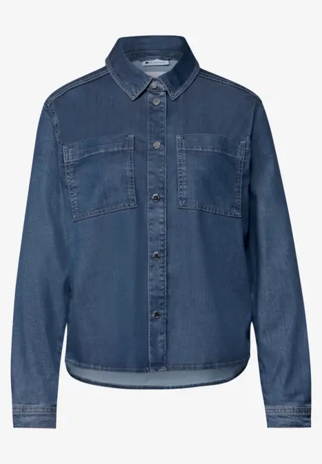 Chemise en jean bleu foncé à col classique, poches poitrine et fermeture boutonnée.