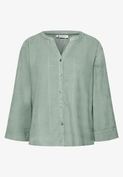 Lockere, hellgrüne V-Neck-Bluse mit Knopfleiste und weiten Ärmeln.