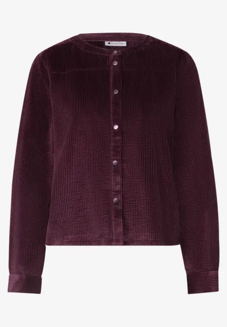 Bordeauxrote Cordjacke mit Knopfleiste und langen Ärmeln.