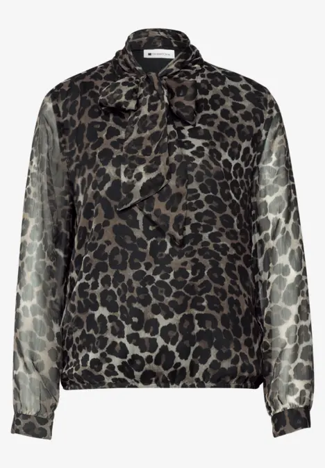 Chemisier femme à motif léopard avec col lavallière, manches longues, style élégant et tendance.