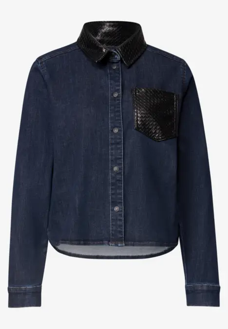 Veste en jean bleu foncé avec col noir et poche poitrine effet cuir.