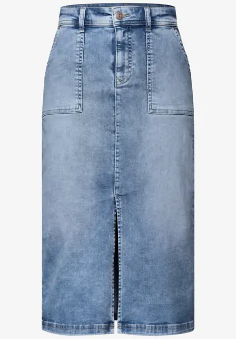 Knieanger Rock aus Jeansstoff mit Schlitz vorne und großen Taschen.