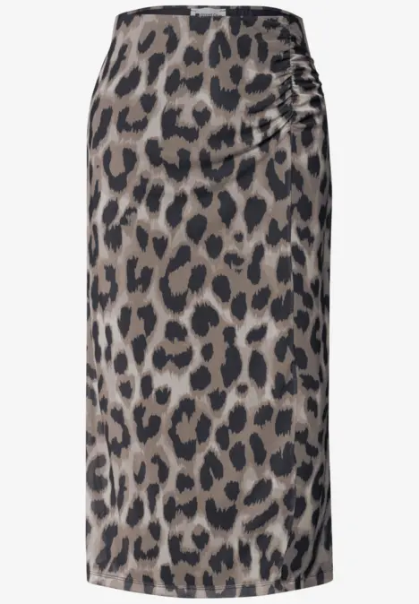 Eleganter Midirock mit Leopardenmuster und seitlicher Raffung, schlanker Schnitt bis zur Wade.
