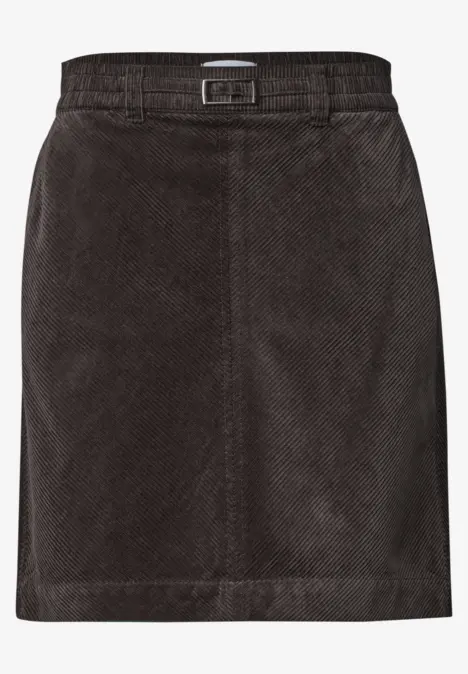 Jupe en velours côtelé foncé, coupe droite, taille mi-haute avec coutures discrètes.
