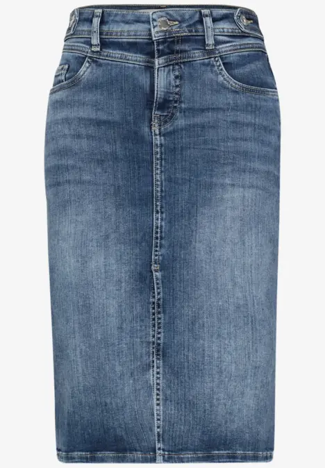 Jupe en jean mi-longue bleu délavé avec passants et poches latérales.
