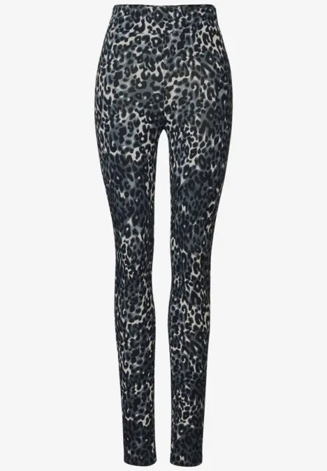 Schwarze Leggings mit Leopardenmuster.