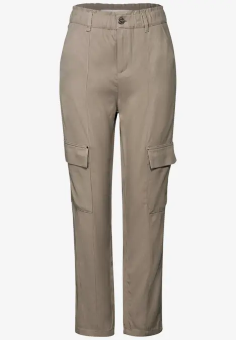 Beige Cargohose mit Seitentaschen und Gummibund.