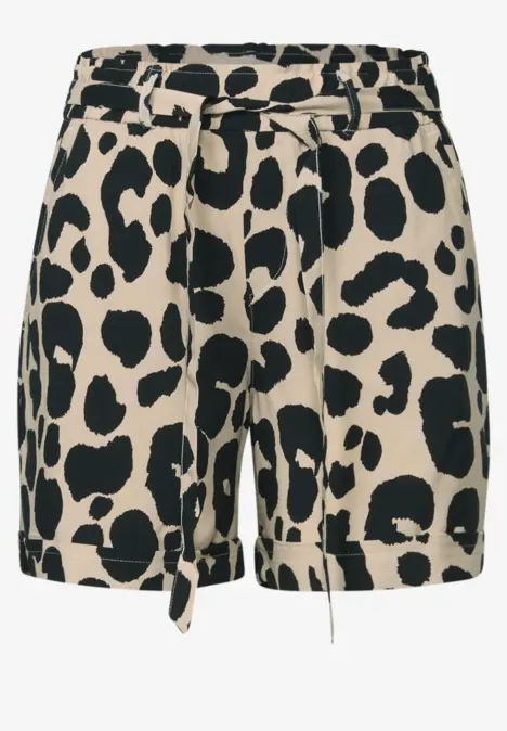 Kurze Hose mit Leopardenmuster und Gürtel.