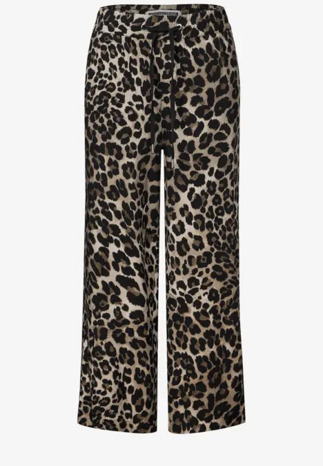 Weite Hose mit Leopardenmuster und Bindegürtel.