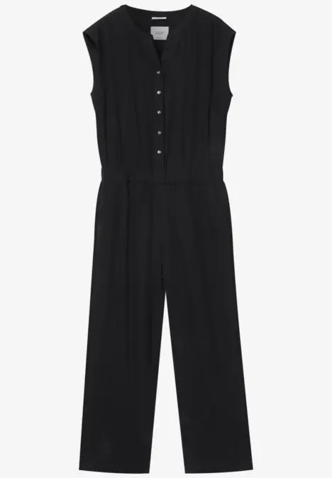 Schwarzer ärmelloser Jumpsuit mit Knopfleiste vorne.
