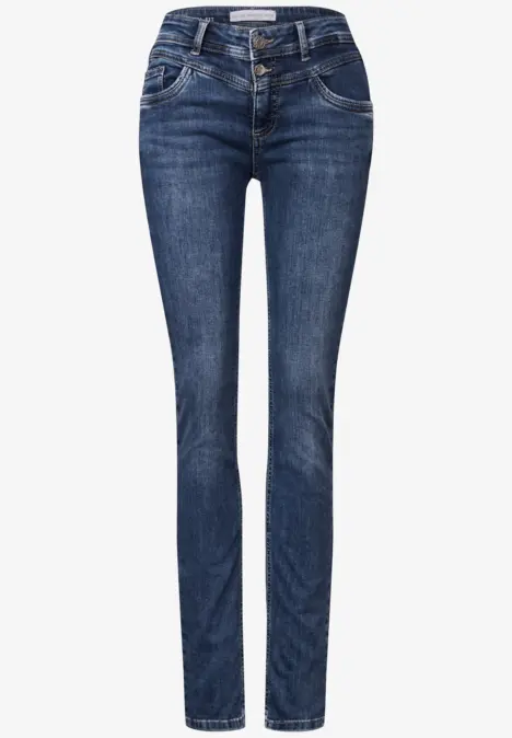 Blaue Damenjeans mit schmalem Schnitt und zwei Knöpfen.