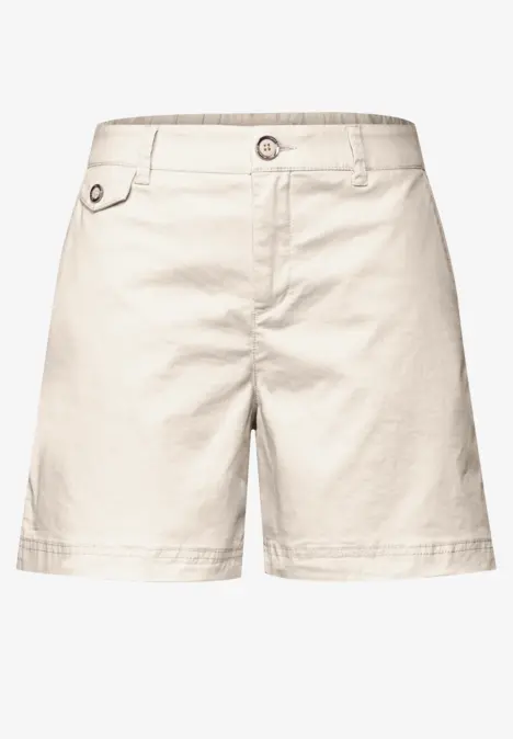 Short beige clair avec bouton et passants de ceinture.