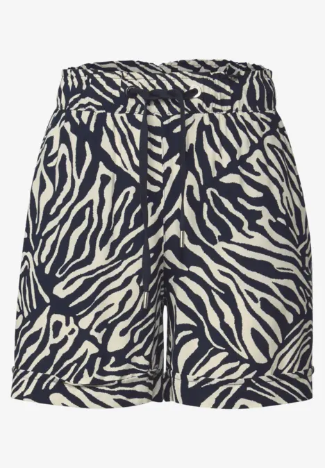 Kurze Hose mit schwarz-weißem Zebra-Muster und Kordelzug.