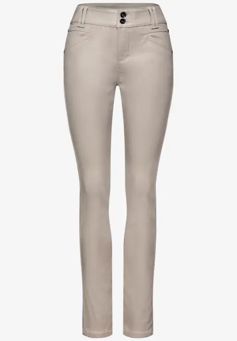 Beige Damenhose mit geradem Schnitt und zwei Knöpfen.