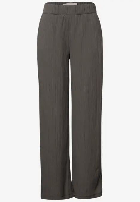 Weite, graue Hose mit feiner Struktur.