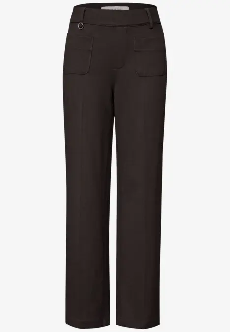 Dunkelbraune Hose mit geradem Schnitt und aufgesetzten Taschen.