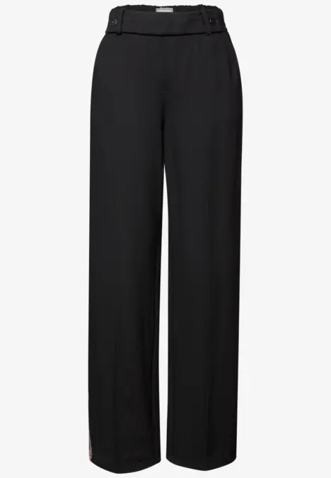 Schwarze Hose mit weitem Bein und hoher Taille.