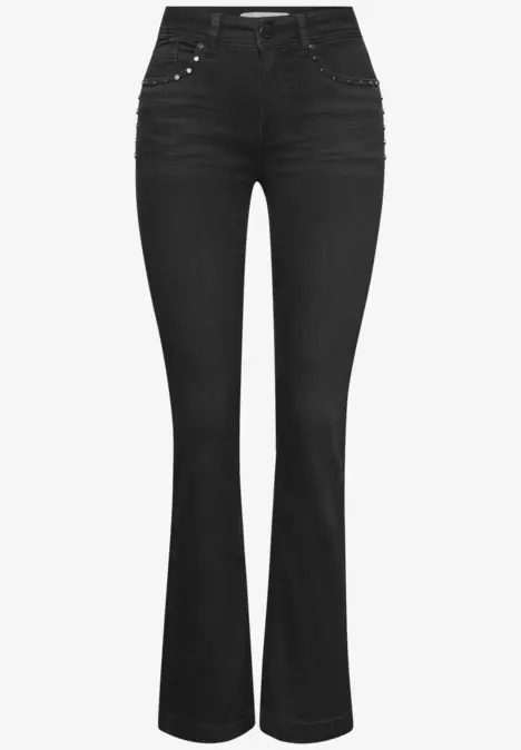 Schwarze Schlagjeans mit Nieten an den Taschen.