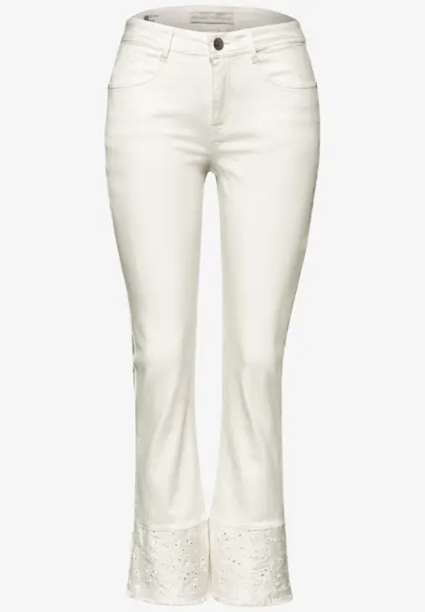 Weiße Jeanshose mit leicht ausgestellt geschnittenem Bein und Spitzendetails am Saum.
