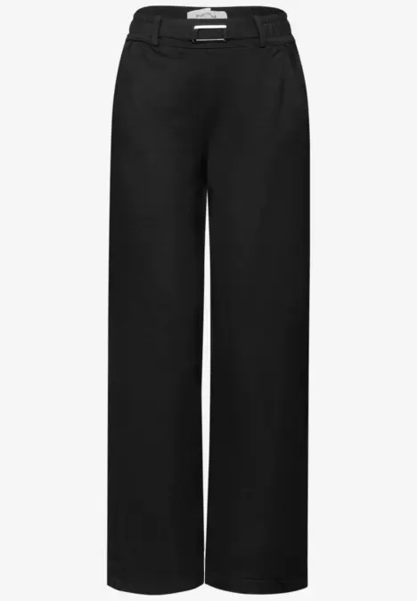 Schwarze Hose mit weitem Bein und Gürtel.