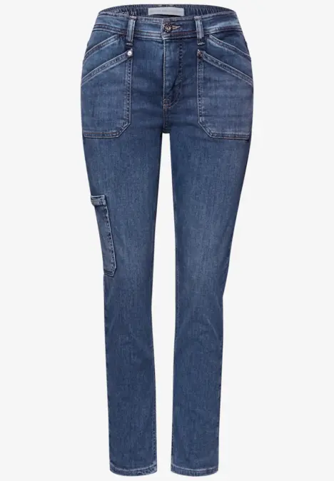 Blaue Jeans im geraden Schnitt mit großen aufgesetzten Fronttaschen und dezenten Vintage-Details.