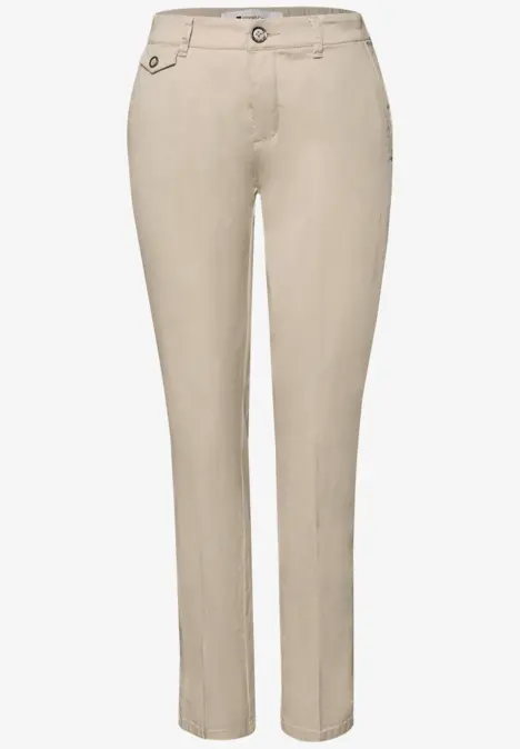 Beige Hose mit geradem Schnitt.