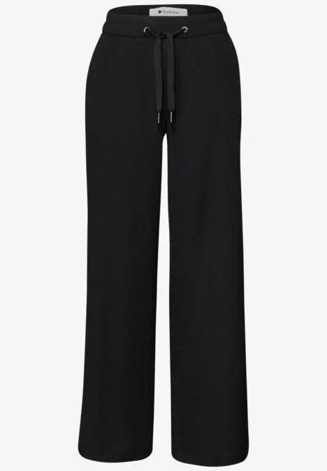 Schwarze, weite, bequeme Sweatpants mit elastischem Bund und Kordelzug.