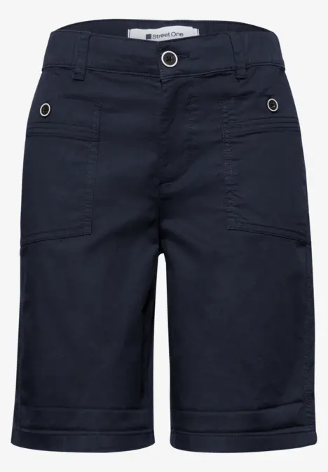 Dunkelblaue Bermudashorts für Damen mit seitlichen Eingrifftaschen.