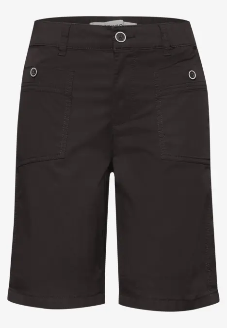 Schwarze Cargo-Shorts mit Kniebund, zwei Fronttaschen und Gürtelschlaufen, sportlicher Schnitt.