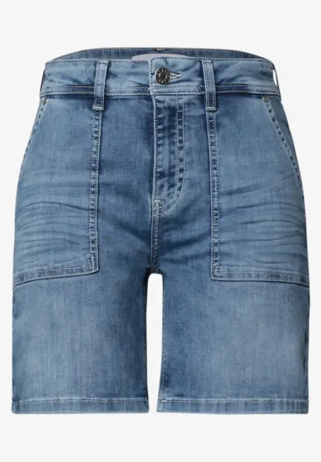 Short en jean bleu à taille haute avec poches plaquées à l’avant.