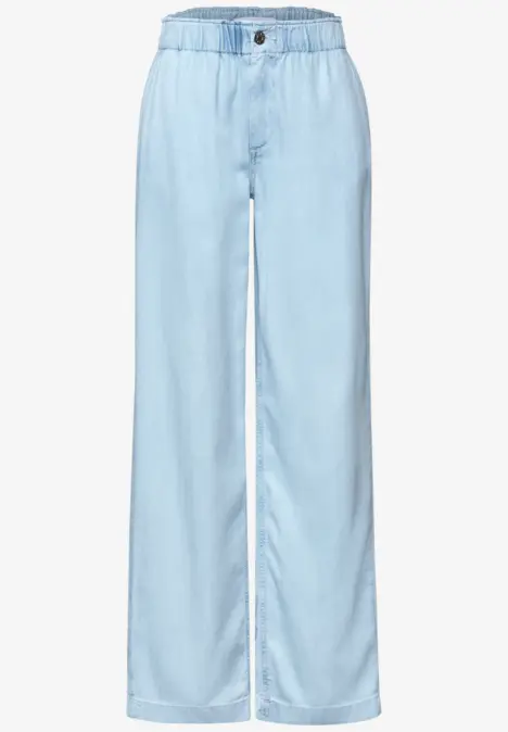 Hellblaue, weit geschnittene Hose aus leichtem Stoff.