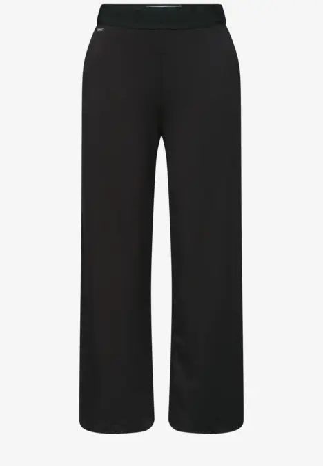 Pantalon noir ample et sobre à taille élastiquée.