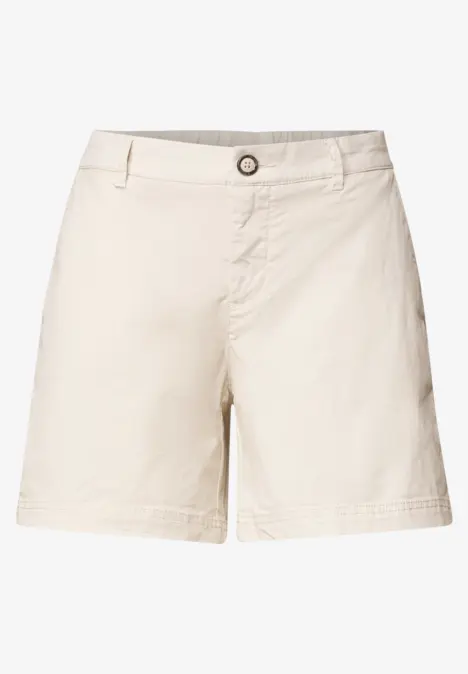 Beige Baumwoll-Shorts mit Knopfverschluss, Gürtelschlaufen und Taschen.