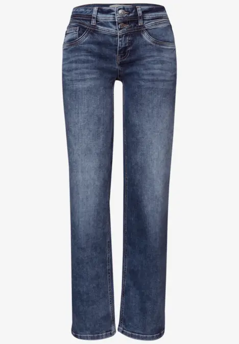 Jean droit bleu foncé à cinq poches et taille mi-haute.