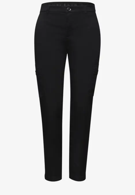 Schwarze, gerade geschnittene Hose mit Knopf- und Reißverschluss, schlicht und vielseitig kombinierbar.