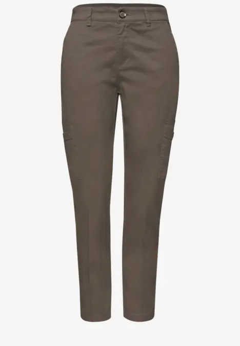 Braune Cargo-Hose mit Knopfleiste und seitlichen Taschen