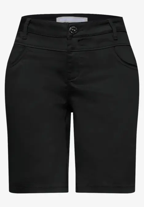 Schwarze Damen-Shorts mit Knopf und Reißverschluss vorne, schmal geschnitten, knielang.